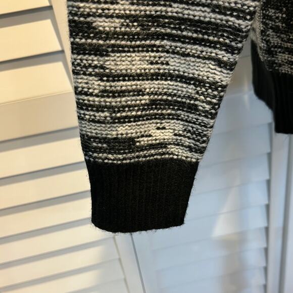 Fate NWT Cozy Black and White Turtleneck Sweater in an Acrylic/Nylon/Wool blend. - Picture 3 of 10